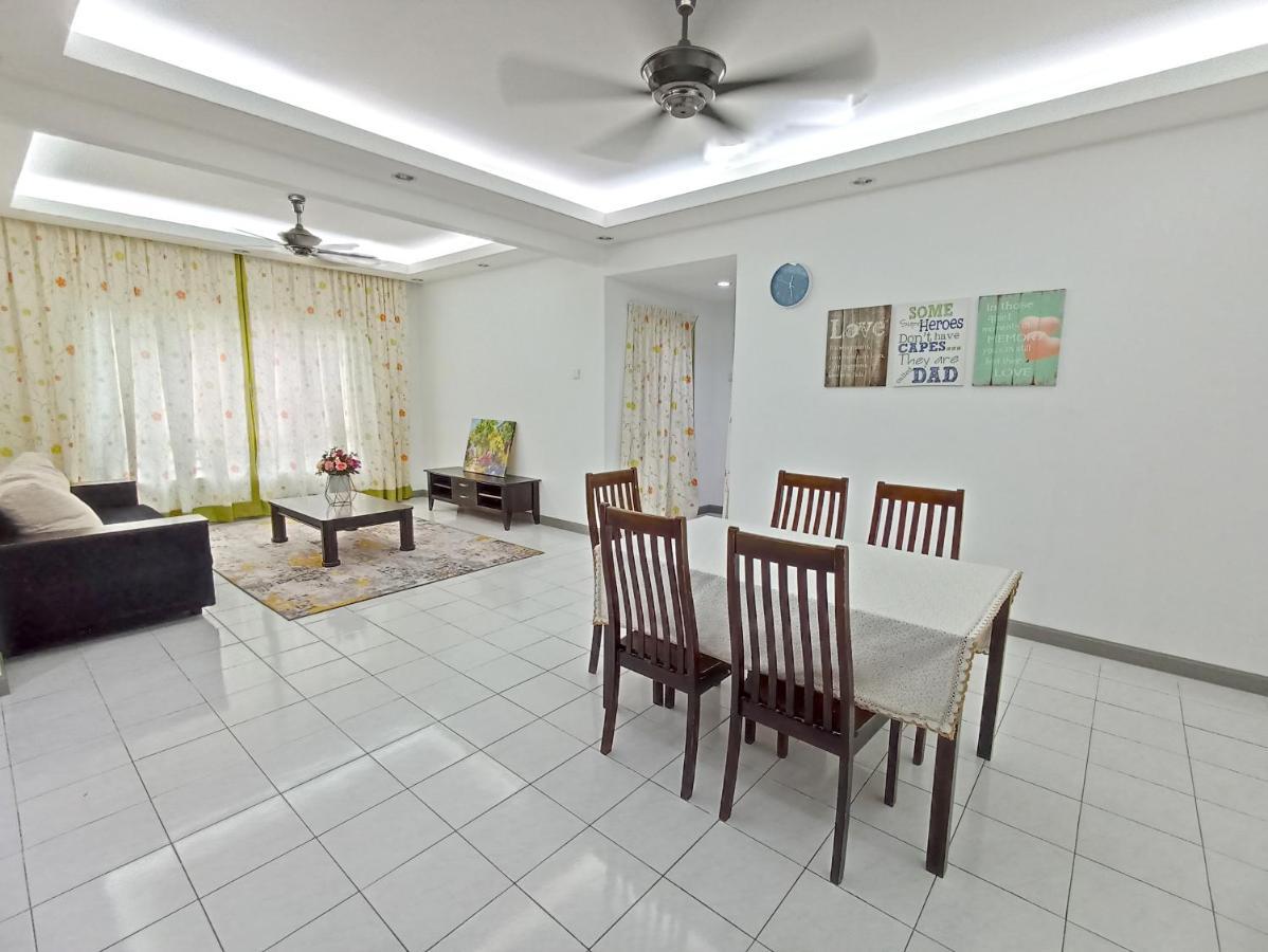 Tropika Homestay Bangi With 3 Bedrooms Kajang Exterior photo